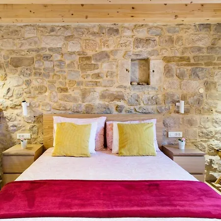 Explore The Historic Center From A Remodeled Appartamento