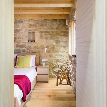 Explore The Historic Center From A Remodeled Appartamento